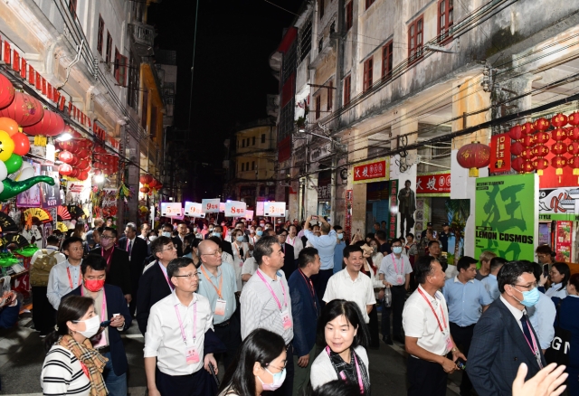 2023华侨华人粤港澳大湾区大会，海外华侨华人代表夜游江门。南方+记者 肖雄 王俊涛 摄