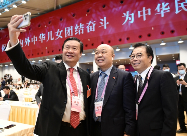 与会嘉宾在2023华侨华人粤港澳大湾区大会上拍照留念。南方+记者 肖雄 王俊涛 摄