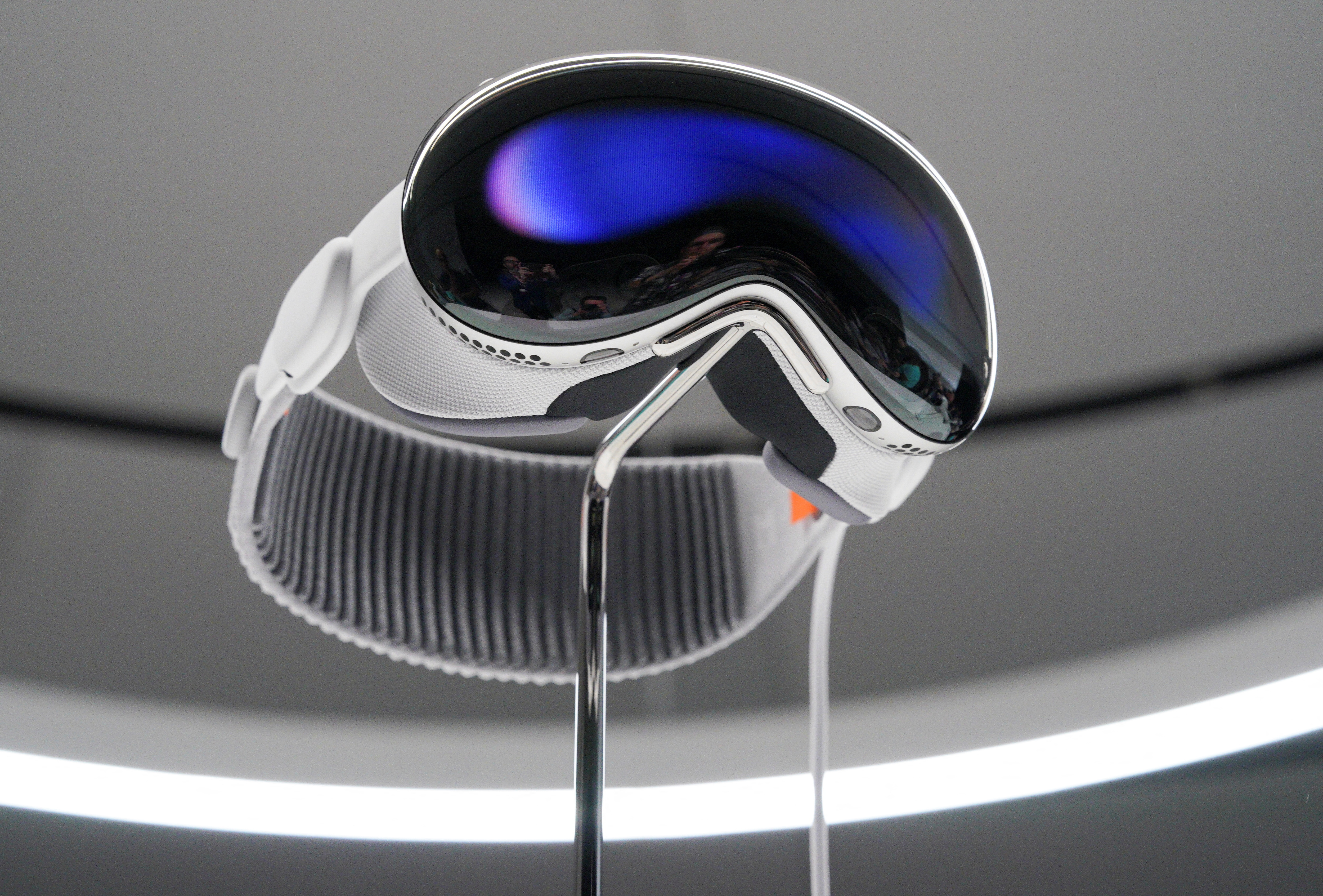 What it\'s like to try Apple\'s new Vision Pro headset | Reuters