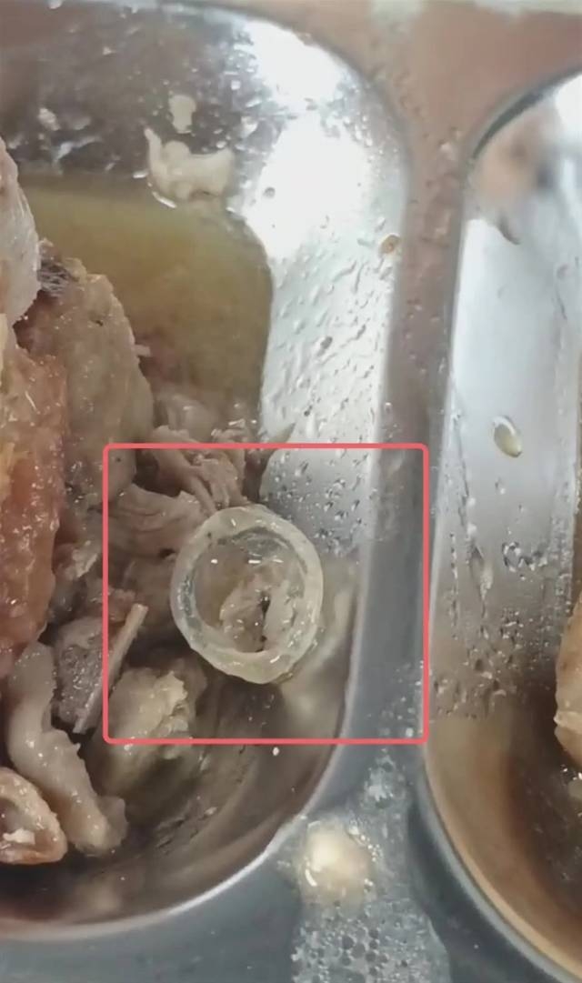 学生反映食堂饭菜吃出异物(图源:受访者)