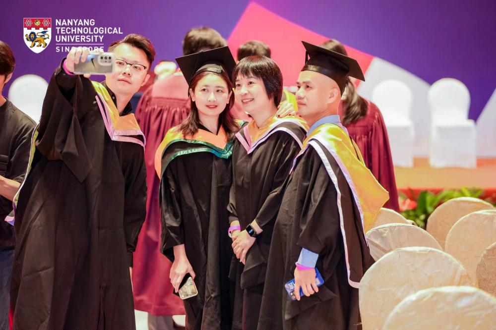 南洋理工大学中国毕业典礼在深举行，校长何德华强调搭建“南大新中知识枢纽”