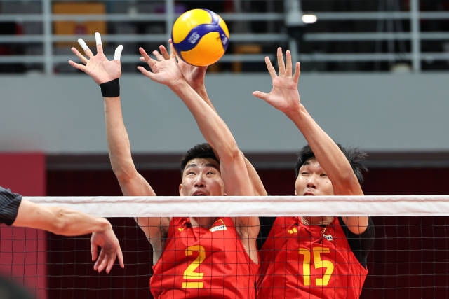 9月25日，中国队球员江川（左）、彭世坤在比赛中拦网。新华社发