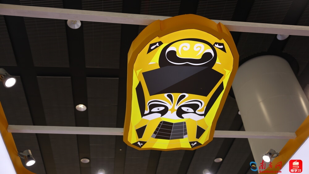 成都一家新能源汽车展位含有熊猫、脸谱等特色元素