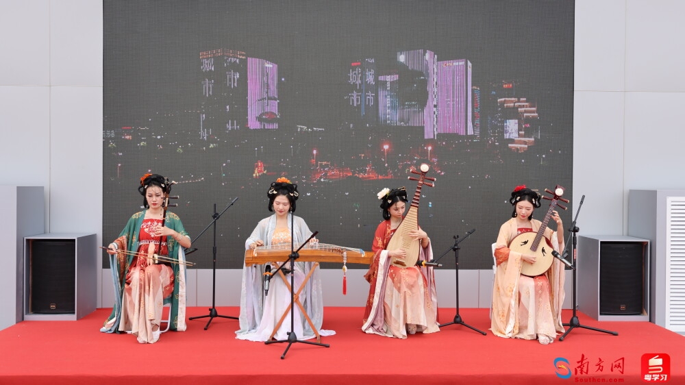 表演者身穿我国传统服饰演奏经典民歌“好一朵美丽的茉莉花”