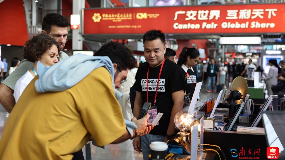 境外采购商正在咨询个性化定制台灯产品