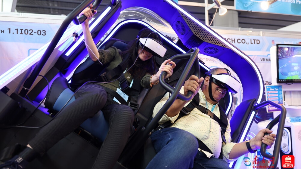 广州一家科技公司研发的VR平衡车在展会现场十分受欢迎，不少境外采购商体验“高空飞行”及极速飞车。