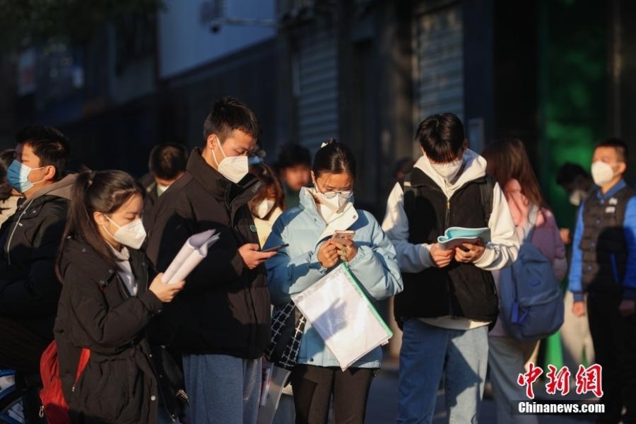 资料图:几名考生在考点外复习