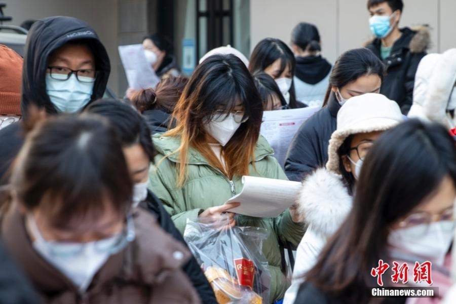 资料图：国考考生入场前复习。<a target='_blank' href='/'>中新社</a>发 程航 摄