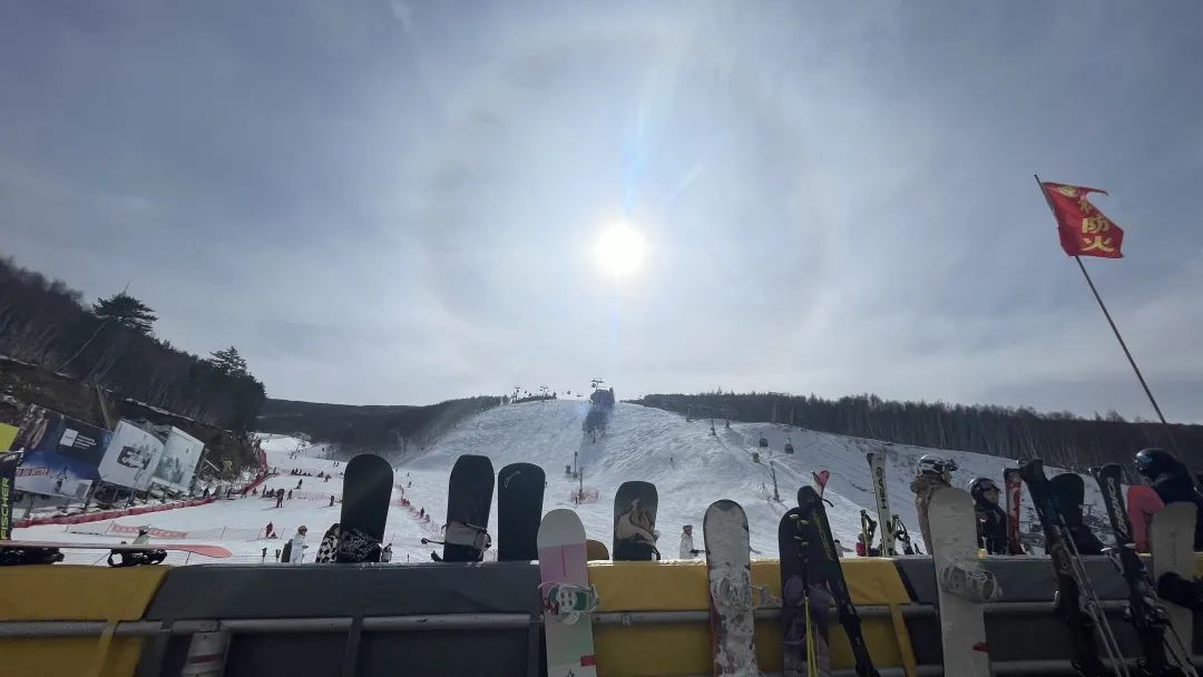 半岛体育官方网站三月不“封板”万亿冰雪产业继续“滚雪球”(图1)