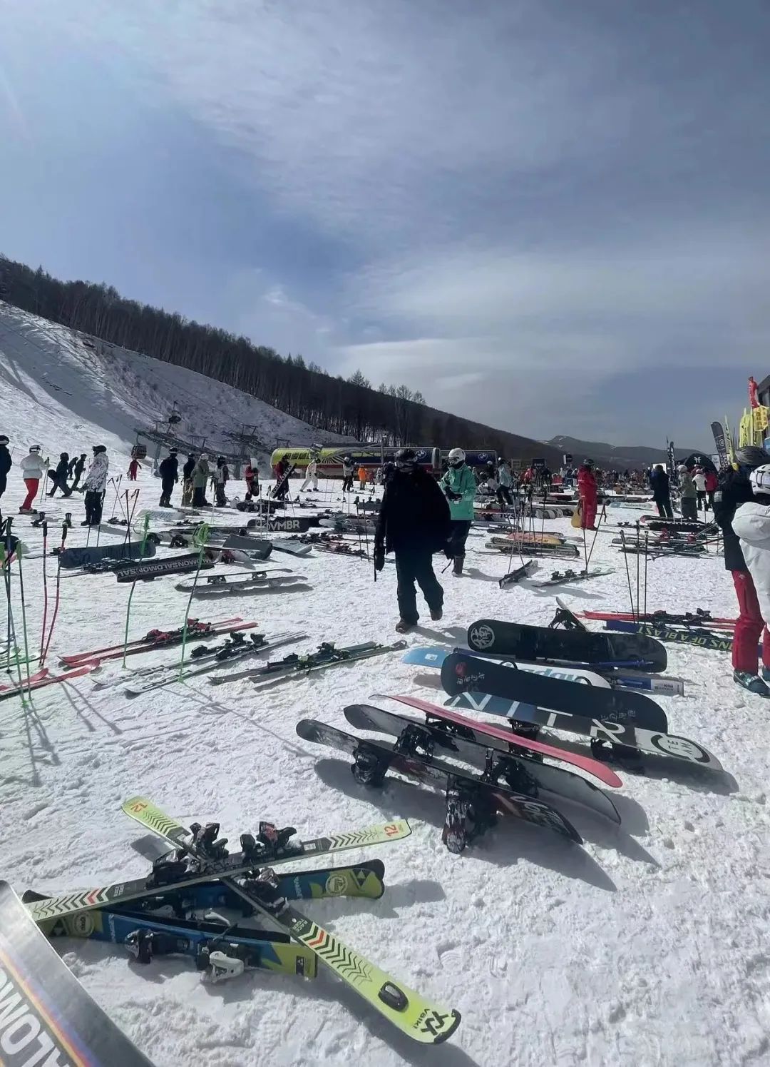 半岛体育官方网站三月不“封板”万亿冰雪产业继续“滚雪球”(图4)