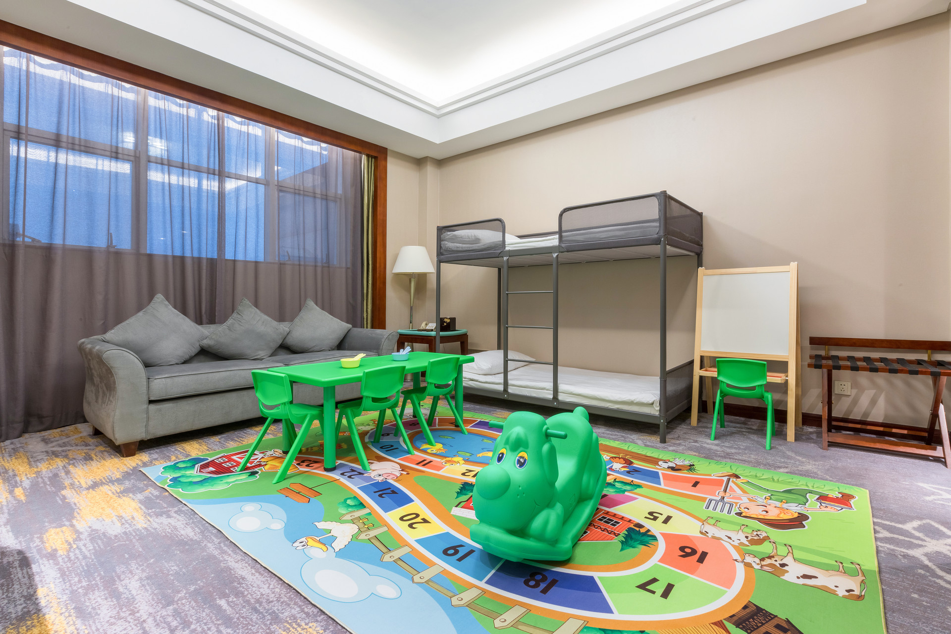摄图网_501202264_banner_酒店客房亲子套房（企业商用）.jpg