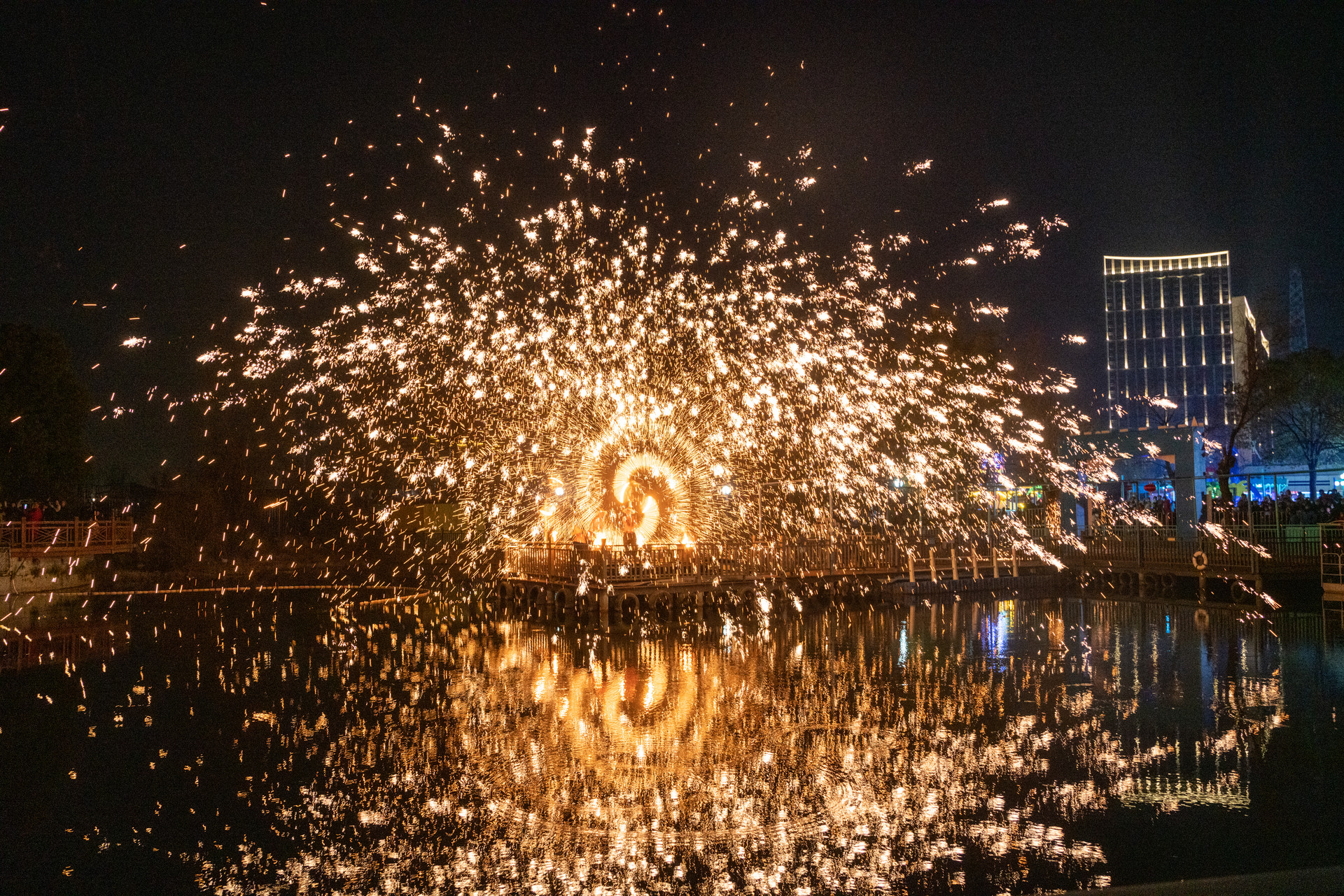 摄图网_507690795_banner_千年非遗传统民间民俗文化打铁花（企业商用）(1).jpg