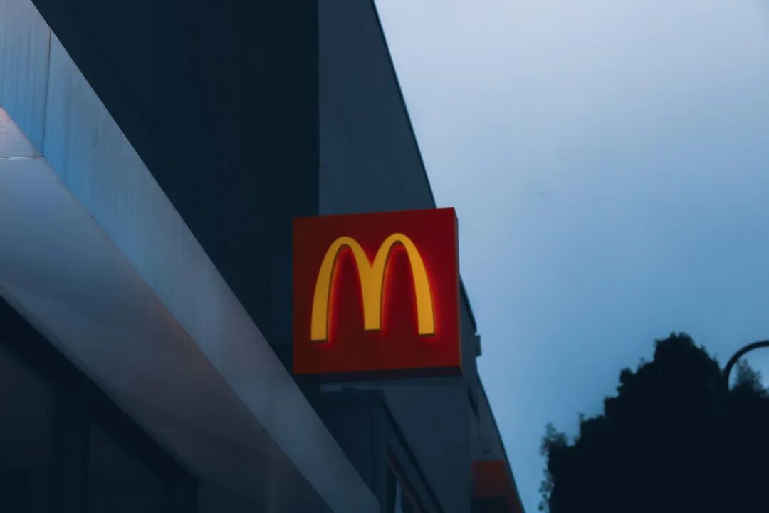 a close up of a mcdonald\\\'s sign on a building