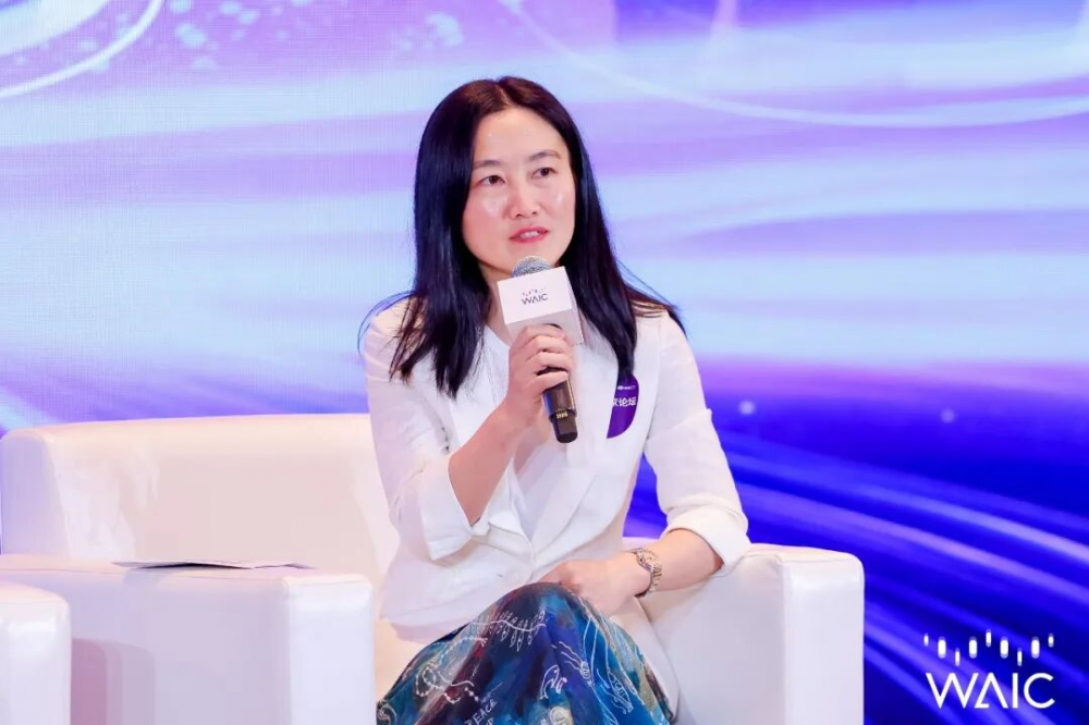 2026WAIC圆桌对话|骨码智元李璐博士:AI落地的分水岭不在模型在数据(图3)