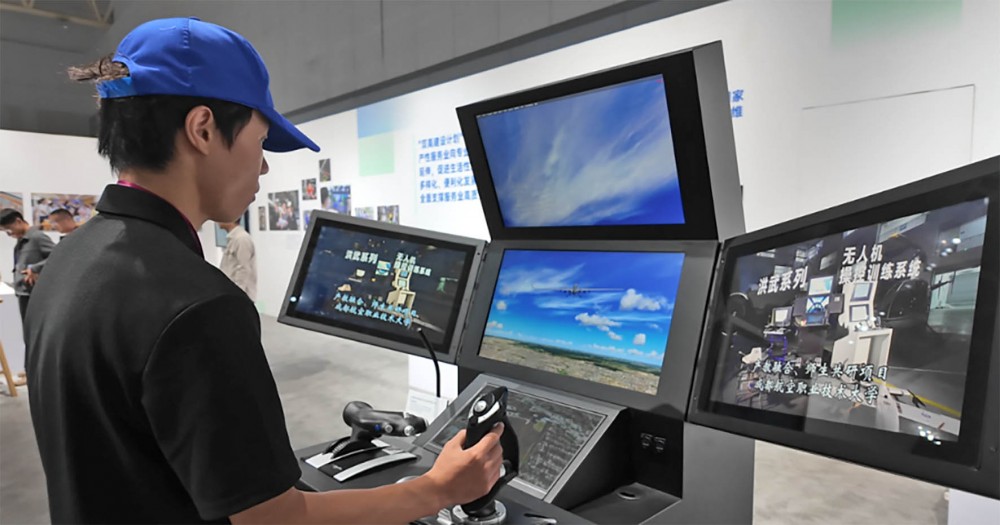 6-世界职业技术教育发展大会无人机操控系统-本报记者 王峰 摄.jpg