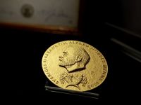 南财快评｜诺贝尔经济学奖启示：如何应对AI的“创造性破坏”