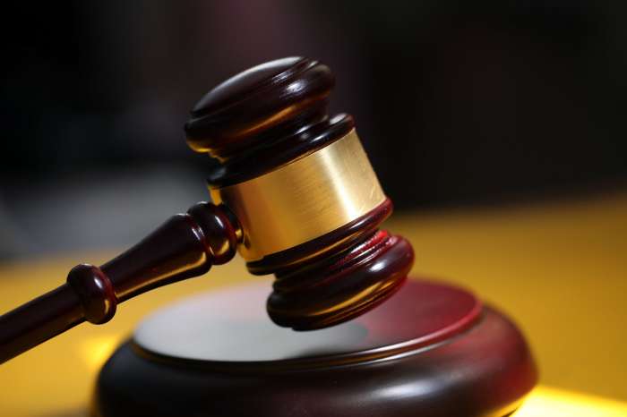 視頻｜全國(guó)首例！上市公司董監(jiān)高違反公開承諾案今宣判，兩名投資者獲賠78.35萬元