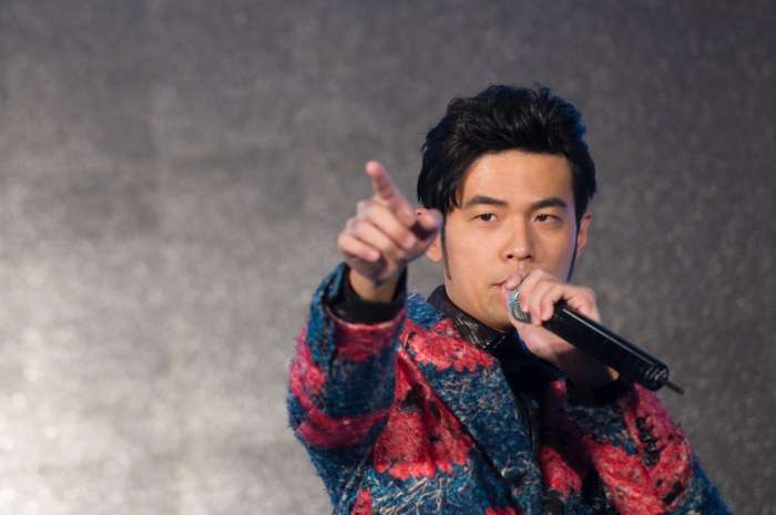 周杰伦入驻抖音，相关概念股巨星传奇暴涨