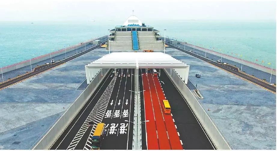 10月24日,港珠澳大桥正式通车