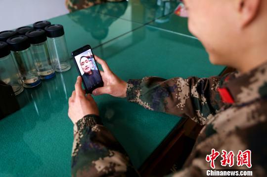 新兵与家人视频 徐赟 摄 点击进入下一页