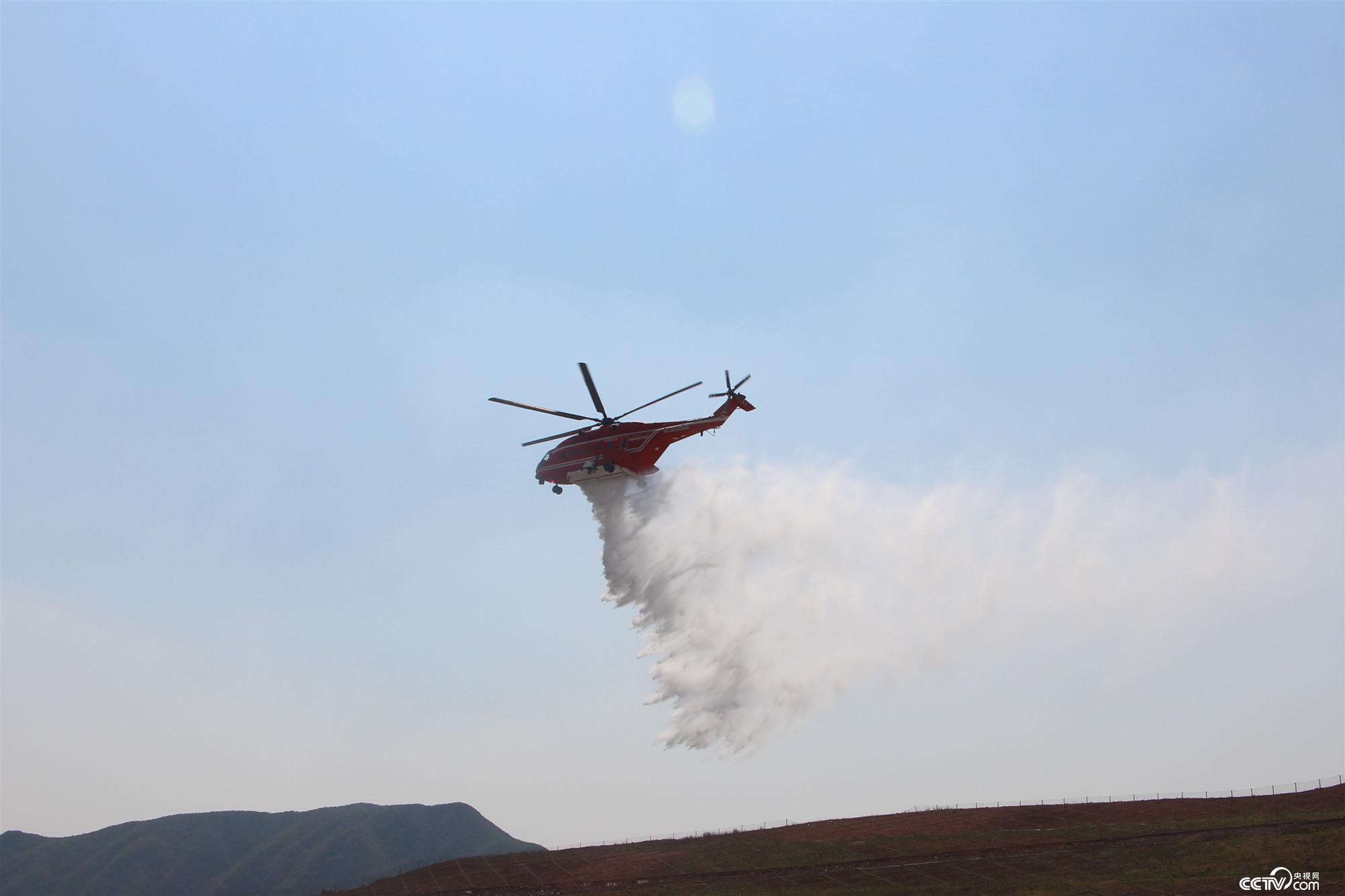 应急管理部森林消防局直升机支队飞行二大队开展灭火训练。（徐辉摄）