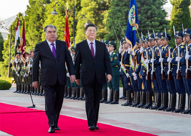 6月15日，国家主席习近平在杜尚别同塔吉克斯坦总统拉赫蒙会谈。会谈前，拉赫蒙在总统府前广场为习近平举行盛大欢迎仪式。新华社记者李涛摄