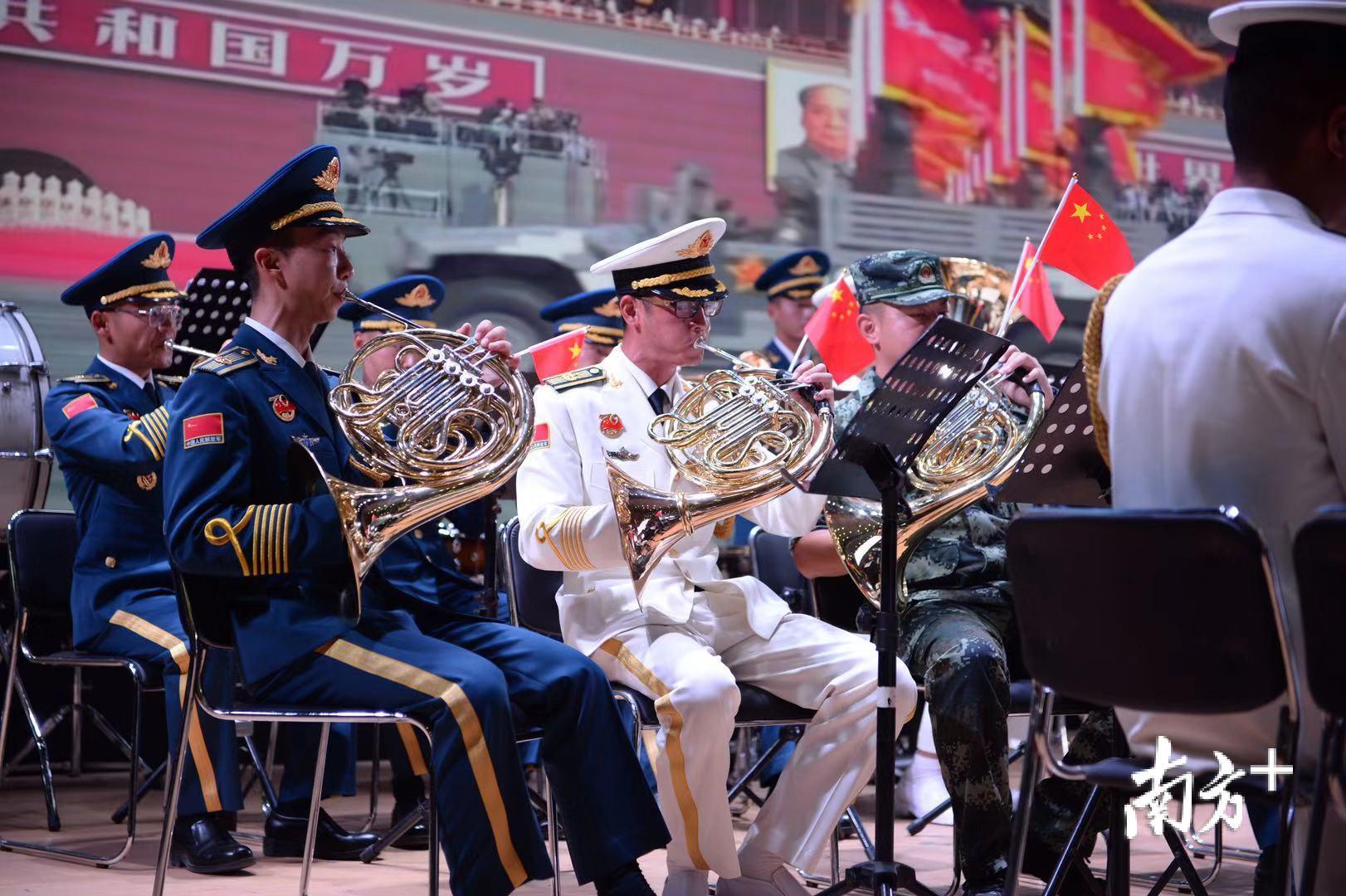 10月19日上午,受阅归来的武警广东总队军乐团在广州举行了一场特别的"