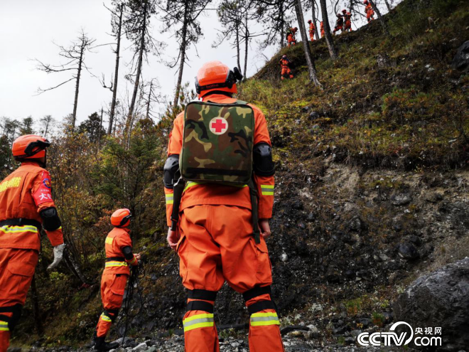 玉龙森林消防大队在无人区进行“山岳救援”演练。（何川摄）