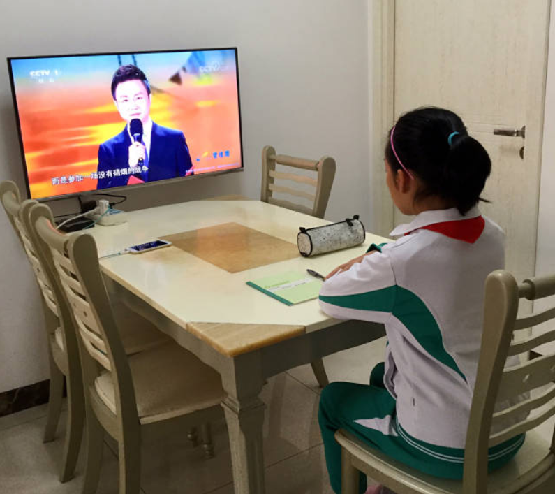 来自朋友圈海珠区同福西路小学学生在进行升国旗仪式.