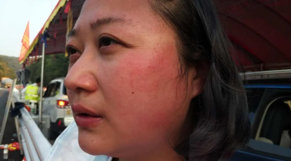 这张照片他不敢给老婆女儿看,却占据《人民日报》一整版