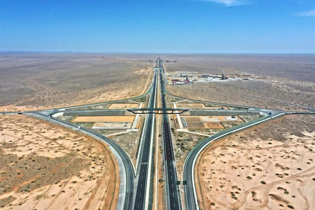 沙漠中,ta们c位出道